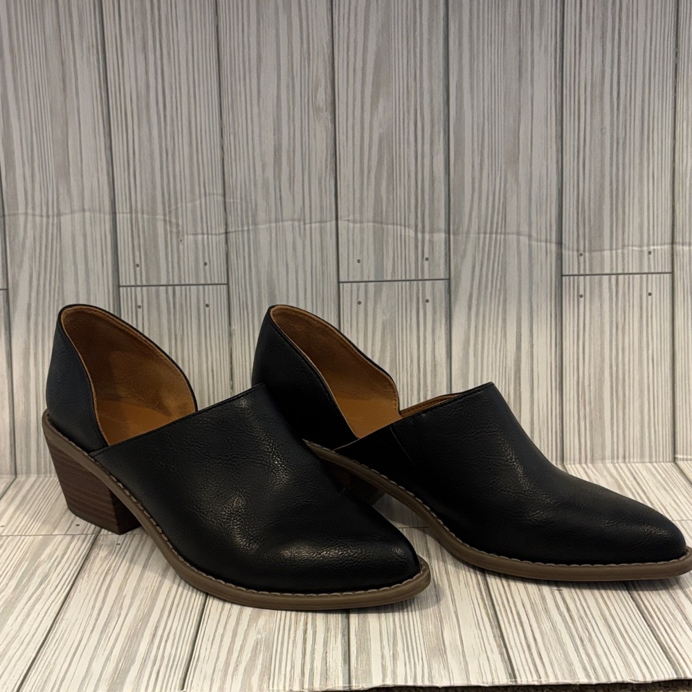 Universal Thread Black Mules